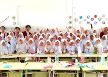 Dokumentasi mahasiswa/i Telkom University dan siswi di SDIT Imam Bukhari (Sumber: Dokumentasi Pribadi)
