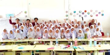 Mahasiswa Teknik Sistem Energi Telkom University Gagas Proyek "UBIN", Ajak Siswa SD Sulap Galon Bekas Jadi Tong Sampah 56 Dokumentasi mahasiswa/i Telkom University dan siswi di SDIT Imam Bukhari (Sumber: Dokumentasi Pribadi)