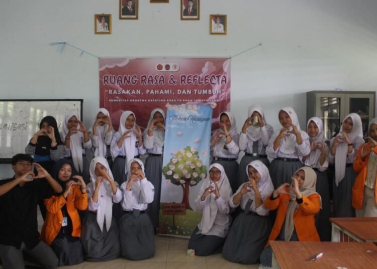 Foto bersama peserta kegiatan edukasi di SMAN 12 Kota Jambi (Sumber: Dokumentasi Pribadi)