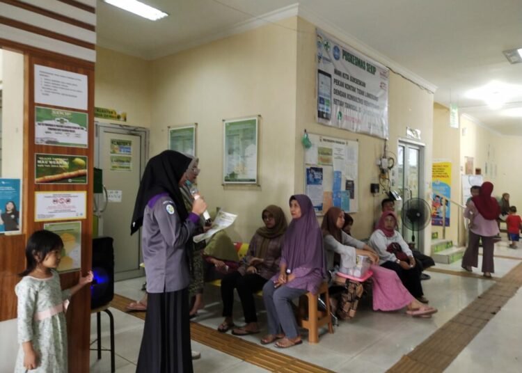 Mahasiswa PBL Poltekkes Kemenkes Palembang Temukan Hipertensi Jadi Kasus PTM Tertinggi di Puskesmas Sekip 46 Mahasiswa Poltekkes Kemenkes Palembang yang sedang melaksanakan Praktik Belajar Lapangan (PBL) (Sumber: Dokumentasi Pribadi)