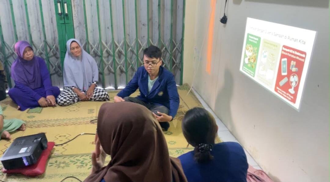 Penyampaian materi sosialisasi pemilahan sampah kepada ibu-ibu PKK RT 07 Kampung Cepit. (Sumber: Dokumentasi Pribadi)