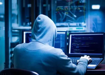 Kebocoran Data Pribadi di Era Digital: Risiko bagi Masyarakat dan Strategi Pencegahannya 47 Ilustrasi ancaman kebocoran data pribadi dan pentingnya keamanan digital. Sumber Gambar : https://iaisp.org/what-exactly-is-a-cybersecurity-expert/