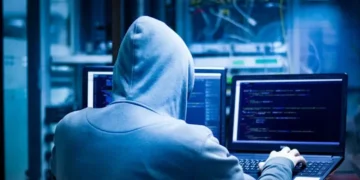 Ilustrasi ancaman kebocoran data pribadi dan pentingnya keamanan digital. Sumber Gambar : https://iaisp.org/what-exactly-is-a-cybersecurity-expert/