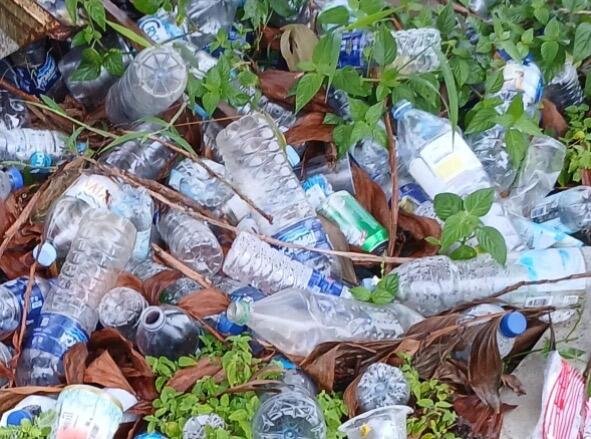 Foto tumpukan sampah botol plastik (Sumber: Dokumentasi Pribadi)