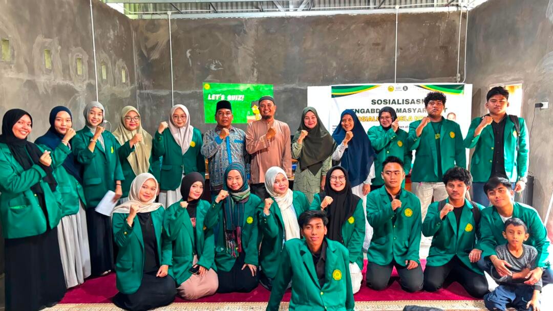Foto bersama sebelum kegiatan sosialisasi berlangsung bersama ketua madrasah ponpes al-fahmu (Sumber: Dokumentasi Dzaky Fadhlu Rahman)