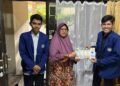 Pojok Kos Sehat: Upaya Edukasi Hidup Bersih dan Sehat Melalui Media Poster di Lingkungan Kos 47 Mahasiswa PGSD Universitas Negeri Yogyakarta saat sedang foto dokumentasi setelah mewawancarai pemilik kost tentang "Pojok Kost Sehat"