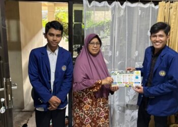 Pojok Kos Sehat: Upaya Edukasi Hidup Bersih dan Sehat Melalui Media Poster di Lingkungan Kos 46 Mahasiswa PGSD Universitas Negeri Yogyakarta saat sedang foto dokumentasi setelah mewawancarai pemilik kost tentang "Pojok Kost Sehat"