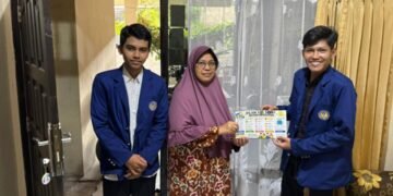 Mahasiswa PGSD Universitas Negeri Yogyakarta saat sedang foto dokumentasi setelah mewawancarai pemilik kost tentang "Pojok Kost Sehat"