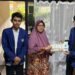 Mahasiswa PGSD Universitas Negeri Yogyakarta saat sedang foto dokumentasi setelah mewawancarai pemilik kost tentang "Pojok Kost Sehat"