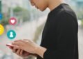 Aktivitas mengakses media sosial yang menjadi bagian dari keseharian generasi muda (Sumber: Freepik)