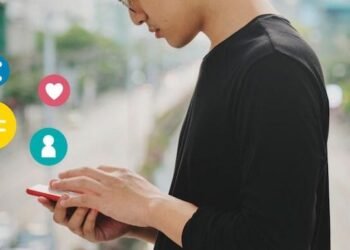 Ketika Waktu Luang Hanya Diisi Scroll Media Sosial 47 Aktivitas mengakses media sosial yang menjadi bagian dari keseharian generasi muda (Sumber: Freepik)