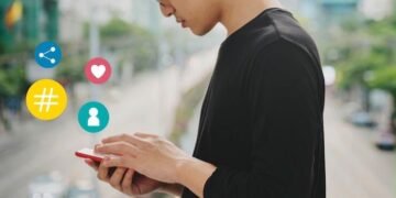 Aktivitas mengakses media sosial yang menjadi bagian dari keseharian generasi muda (Sumber: Freepik)