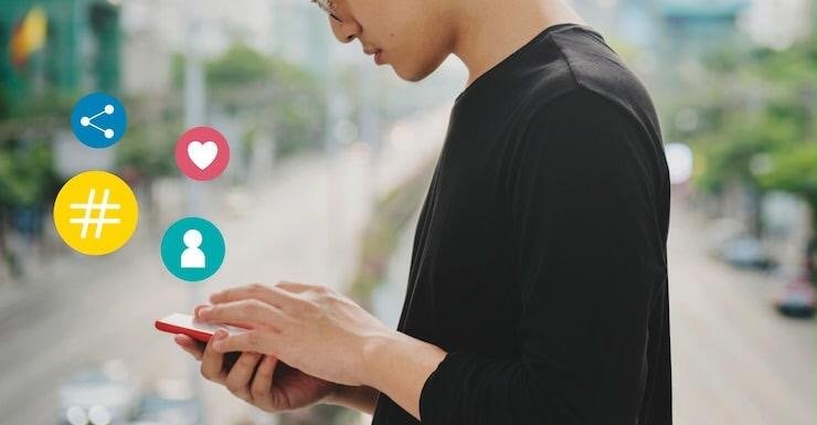 Aktivitas mengakses media sosial yang menjadi bagian dari keseharian generasi muda (Sumber: Freepik)