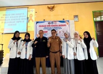 Sehat Mental, Sehat Fisik, Bebas HIV: Mahasiswa UHO Tingkatkan Literasi Kesehatan Remaja di SMPN 10 Kendari 46 Mahasiswa Program Studi Profesi Apoteker Fakultas Farmasi Universitas Halu Oleo (UHO) dari Kelompok 33 berfoto bersama Kepala Sekolah dan jajaran guru SMPN 10 Kendari seusai menyelenggarakan edukasi dini bahaya HIV/AIDS sebagai upaya membangun generasi sehat, 9 Juni 2026 (Sumber: Dokumentasi Pribadi)