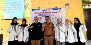 Mahasiswa Program Studi Profesi Apoteker Fakultas Farmasi Universitas Halu Oleo (UHO) dari Kelompok 33 berfoto bersama Kepala Sekolah dan jajaran guru SMPN 10 Kendari seusai menyelenggarakan edukasi dini bahaya HIV/AIDS sebagai upaya membangun generasi sehat, 9 Juni 2026 (Sumber: Dokumentasi Pribadi)
