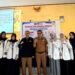 Sehat Mental, Sehat Fisik, Bebas HIV: Mahasiswa UHO Tingkatkan Literasi Kesehatan Remaja di SMPN 10 Kendari 53 Mahasiswa Program Studi Profesi Apoteker Fakultas Farmasi Universitas Halu Oleo (UHO) dari Kelompok 33 berfoto bersama Kepala Sekolah dan jajaran guru SMPN 10 Kendari seusai menyelenggarakan edukasi dini bahaya HIV/AIDS sebagai upaya membangun generasi sehat, 9 Juni 2026 (Sumber: Dokumentasi Pribadi)