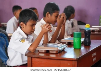elementary school kids pray before 260nw 2715488167
