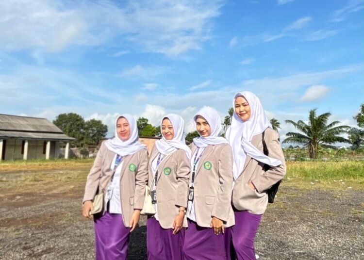 Skrining Penyakit Tidak Menular (PTM) Jadi Fokus Kegiatan Praktik Belajar Lapangan (PBL) Mahasiswa Poltekkes Kemenkes Palembang di Puskesmas Multiwahana 46 Foto mahasiswa Program Studi Pengawasan Epidemiologi di Puskesmas Multiwahana Palembang (Sumber: Dokumentasi Pribadi)