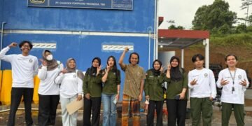Dari Ruang Kelas ke Kandang: Mahasiswa Agribisnis Undip Kampus Batang Membandingkan Teori dan Praktik Manajemen Ayam Pedaging 58 foto dikandang