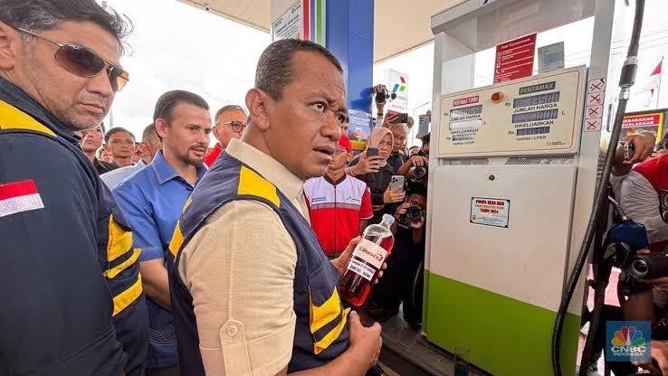 Jangan jadikan marhaen tumbal krisis Negara! GMNI Esa Unggul menolak keras kenaikan BBM di tengah pelemahan rupiah 46 Foto: Menteri ESDM, Bahlil Lahadalia sidak kualitas BBM SPBU Pertamina di Banjarmasin, Kalimantan Selatan. Rabu (19/3/2025). (CNBC Indonesia/Firda Dwi Muliawati)
