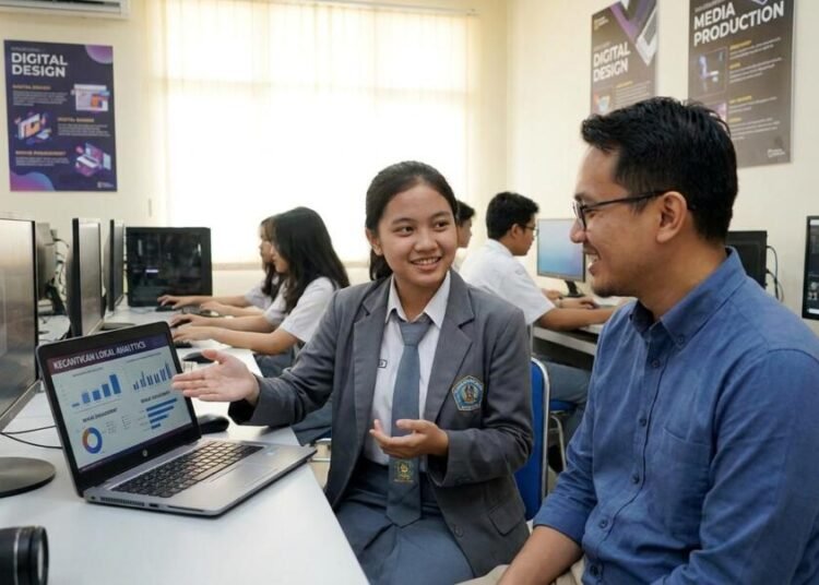 Siswa SMK Pemasaran mempresentasikan portofolio berbasis strategi niche market yang spesifik kepada mentor industri.