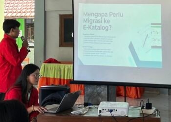 Dokumentasi Mahasiswa KKN UNTAG Surabaya saat mengenalkan Website E-Katalog BUMDes (Sumber: Dokumentasi Pribadi)