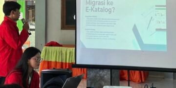 Dokumentasi Mahasiswa KKN UNTAG Surabaya saat mengenalkan Website E-Katalog BUMDes (Sumber: Dokumentasi Pribadi)