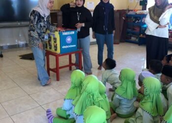 Dukung Perkembangan Motorik Anak Pra-sekolah, KKN Kelompok 7 UMSURA Ciptakan Inovasi Media Pembelajaran APE 46 Pembelajaran siswa-siswi TK dengan media APE