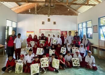 Mahasiswa KKN Unhas Kenalkan Eco Printing kepada Siswa SD Bonto Bonto 46 Mahasiswa KKN Unhas Gelombang 116 bersama siswa SDN 246 Bonto Bonto pada kegiatan eco printing.