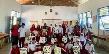 Mahasiswa KKN Unhas Kenalkan Eco Printing kepada Siswa SD Bonto Bonto 62 Mahasiswa KKN Unhas Gelombang 116 bersama siswa SDN 246 Bonto Bonto pada kegiatan eco printing.