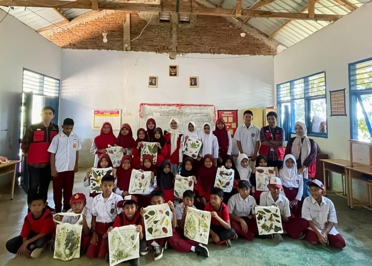 Mahasiswa KKN Unhas Gelombang 116 bersama siswa SDN 246 Bonto Bonto pada kegiatan eco printing.