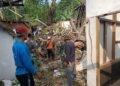 Di Tengah Pembangunan Jalan TMMD, Satgas TMMD ke-129 Kodim 0601/Pandeglang Gerak Cepat Bantu Warga Terdampak Pohon Tumbang 47 Di Tengah Pembangunan Jalan TMMD, Satgas TMMD ke-129 Kodim 0601/Pandeglang Gerak Cepat Bantu Warga Terdampak Pohon Tumbang