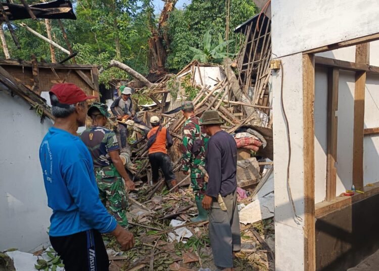 Di Tengah Pembangunan Jalan TMMD, Satgas TMMD ke-129 Kodim 0601/Pandeglang Gerak Cepat Bantu Warga Terdampak Pohon Tumbang