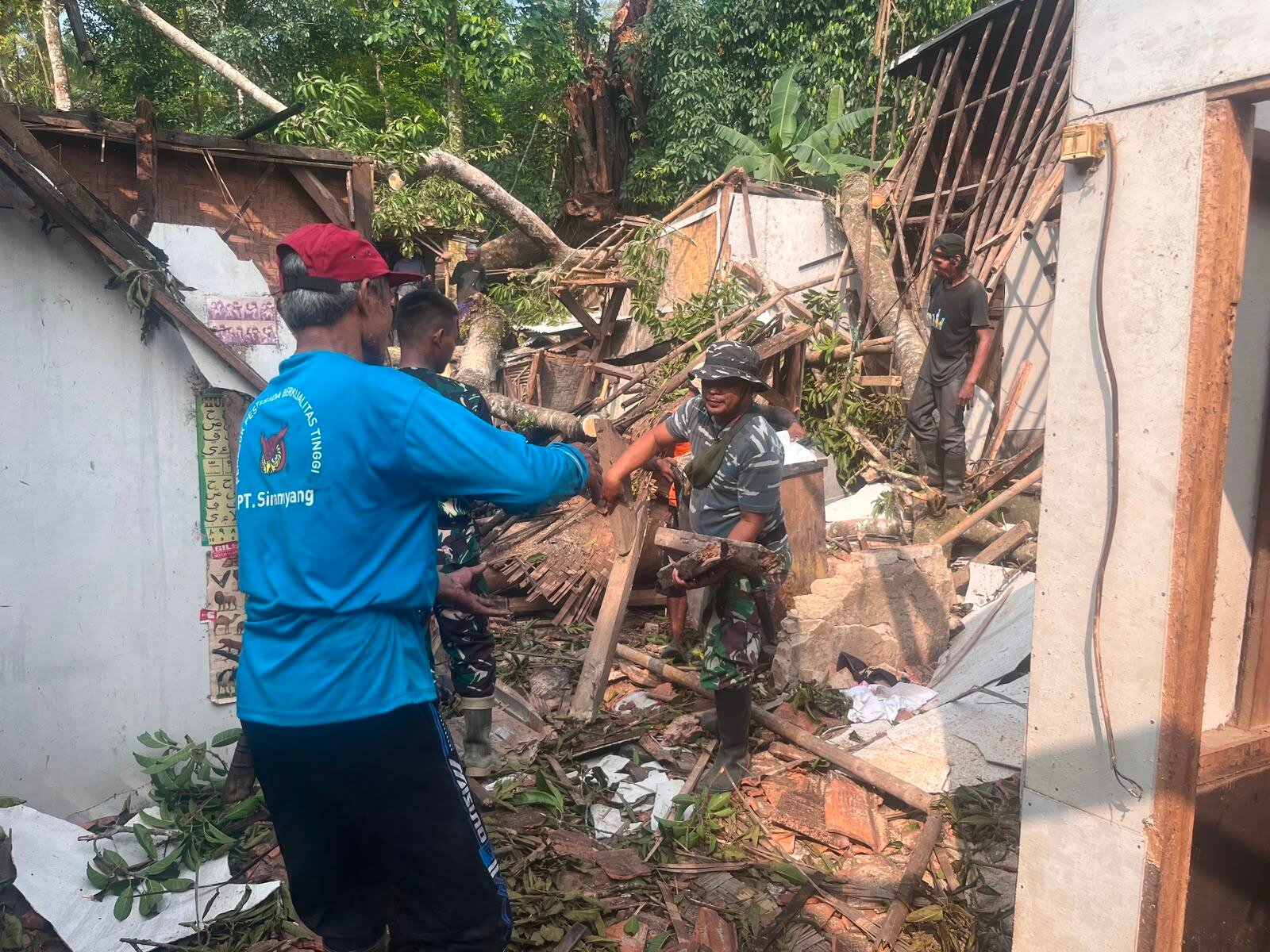 Di Tengah Pembangunan Jalan TMMD, Satgas TMMD ke-129 Kodim 0601/Pandeglang Gerak Cepat Bantu Warga Terdampak Pohon Tumbang
