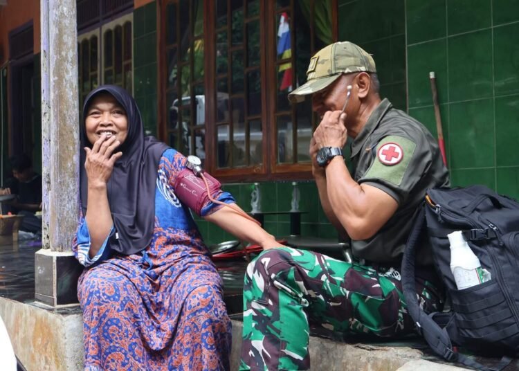 Menembus Tanjakan, Menembus Batas Saat Tim Kesehatan TMMD Ke-129 Memilih Datangi Pasien Bukan Menunggu Mereka Datang 46 1001651572 2