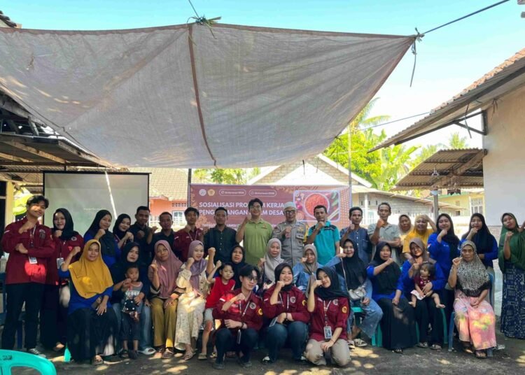 "Dari Produk Lokal ke Pasar Digital”: Kelompok Kertasari Mahasiswa KKN-PMD Unram Edukasi Pengembangan UMKM Abon Ikan melalui Pemasaran Online (Digital Marketing) 46 Foto Bersama Sosialisasi Pengembangan UMKM Abon Ikan Bersama Pendamping UMKM Lombok Timur dan Warga Desa Dusun Padak
