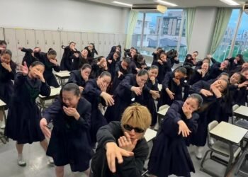 Awas FOMO! Ini Alasan Logis Mengapa Lagu "Kicau Mania" Tiba-tiba Menjajah FYP TikTok Anda 46 Siswa jepang ikut berjoget
