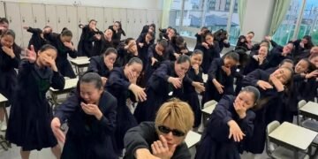 Siswa jepang ikut berjoget