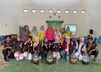 Galon Bekas Disulap Menjadi Wadah Pembuatan Pupuk Organik Cair (POC): Inovasi Mahasiswa KKN PSDKU Universitas Brawijaya Kediri di Desa Banjarsari, Kecamatan Ngronggot, Kabupaten Nganjuk. 46 Foto bersama mahasiswa KKN PSDKU UB Kediri Kelompok 16 Desa Banjarsari CERITA AKSARI dengan ibu-ibu PKK setelah program kerja pembuatan Pupuk Organik Cair (POC) di Balai Desa Banjarsari, Kecamatan Ngronggot, Kabupaten Nganjuk. (Foto: Dokumentasi Mahasiswa KKN PSDKU UB Kediri Kelompok 16 Desa Banjarsari CERITA AKSARI).