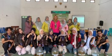 Foto bersama mahasiswa KKN PSDKU UB Kediri Kelompok 16 Desa Banjarsari CERITA AKSARI dengan ibu-ibu PKK setelah program kerja pembuatan Pupuk Organik Cair (POC) di Balai Desa Banjarsari, Kecamatan Ngronggot, Kabupaten Nganjuk. (Foto: Dokumentasi Mahasiswa KKN PSDKU UB Kediri Kelompok 16 Desa Banjarsari CERITA AKSARI).