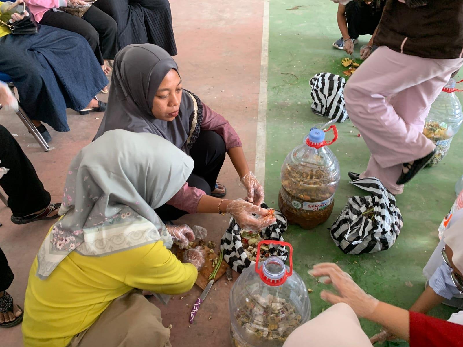 Galon Bekas Disulap Menjadi Wadah Pembuatan Pupuk Organik Cair (POC): Inovasi Mahasiswa KKN PSDKU Universitas Brawijaya Kediri di Desa Banjarsari, Kecamatan Ngronggot, Kabupaten Nganjuk. 47 20260721 124002