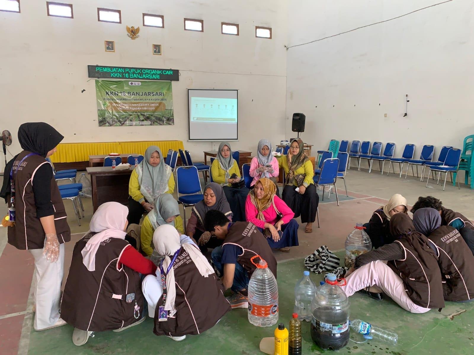Galon Bekas Disulap Menjadi Wadah Pembuatan Pupuk Organik Cair (POC): Inovasi Mahasiswa KKN PSDKU Universitas Brawijaya Kediri di Desa Banjarsari, Kecamatan Ngronggot, Kabupaten Nganjuk. 48 20260721 124011