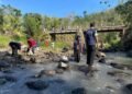 Mahasiswa KKN 225 UINSA Bersama Warga Gelar Aksi Bersih Sungai Kembang, Wujudkan Lingkungan Desa Gubrih yang Lebih Bersih 48 212261