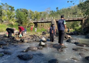 Mahasiswa KKN 225 UINSA Bersama Warga Gelar Aksi Bersih Sungai Kembang, Wujudkan Lingkungan Desa Gubrih yang Lebih Bersih 46 212261