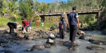 Mahasiswa KKN 225 UINSA Bersama Warga Gelar Aksi Bersih Sungai Kembang, Wujudkan Lingkungan Desa Gubrih yang Lebih Bersih 56 212261