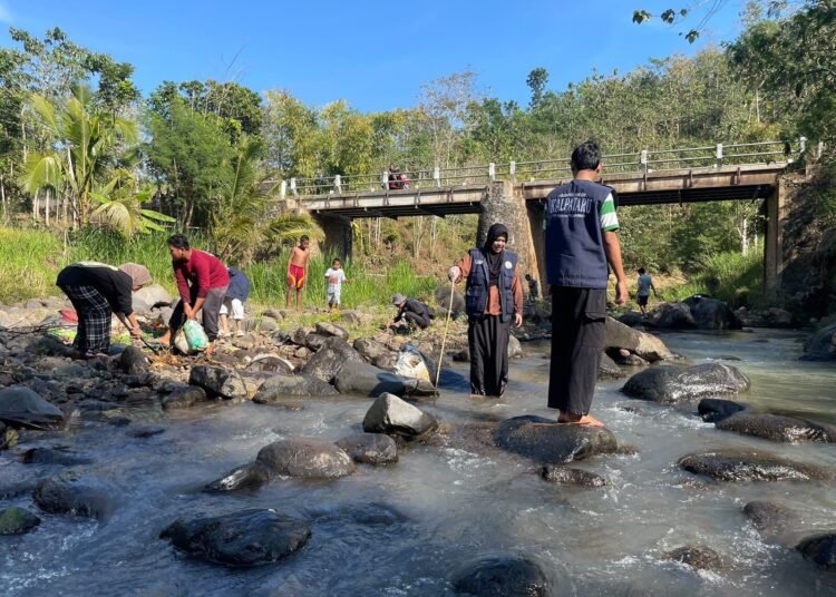Mahasiswa KKN 225 UINSA Bersama Warga Gelar Aksi Bersih Sungai Kembang, Wujudkan Lingkungan Desa Gubrih yang Lebih Bersih 46 212261