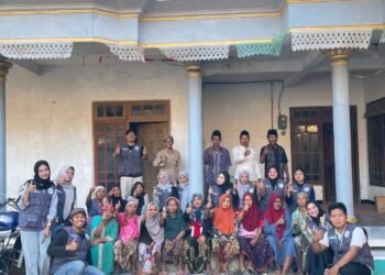 Dokumentasi Pembuatan Pupuk Kompos (sumber: kknutm.dsmorombuh09)