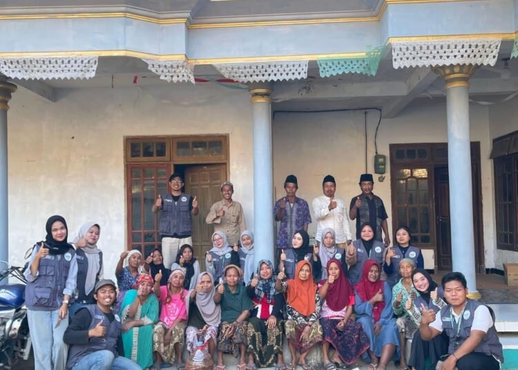 Mahasiswa UTM Melakukan Penyuluhan Pembuatan Pupuk Kompos Dari Limbah Organik Rumah Tangga Kepada Petani Desa Morombuh 46 Dokumentasi Pembuatan Pupuk Kompos (sumber: kknutm.dsmorombuh09)