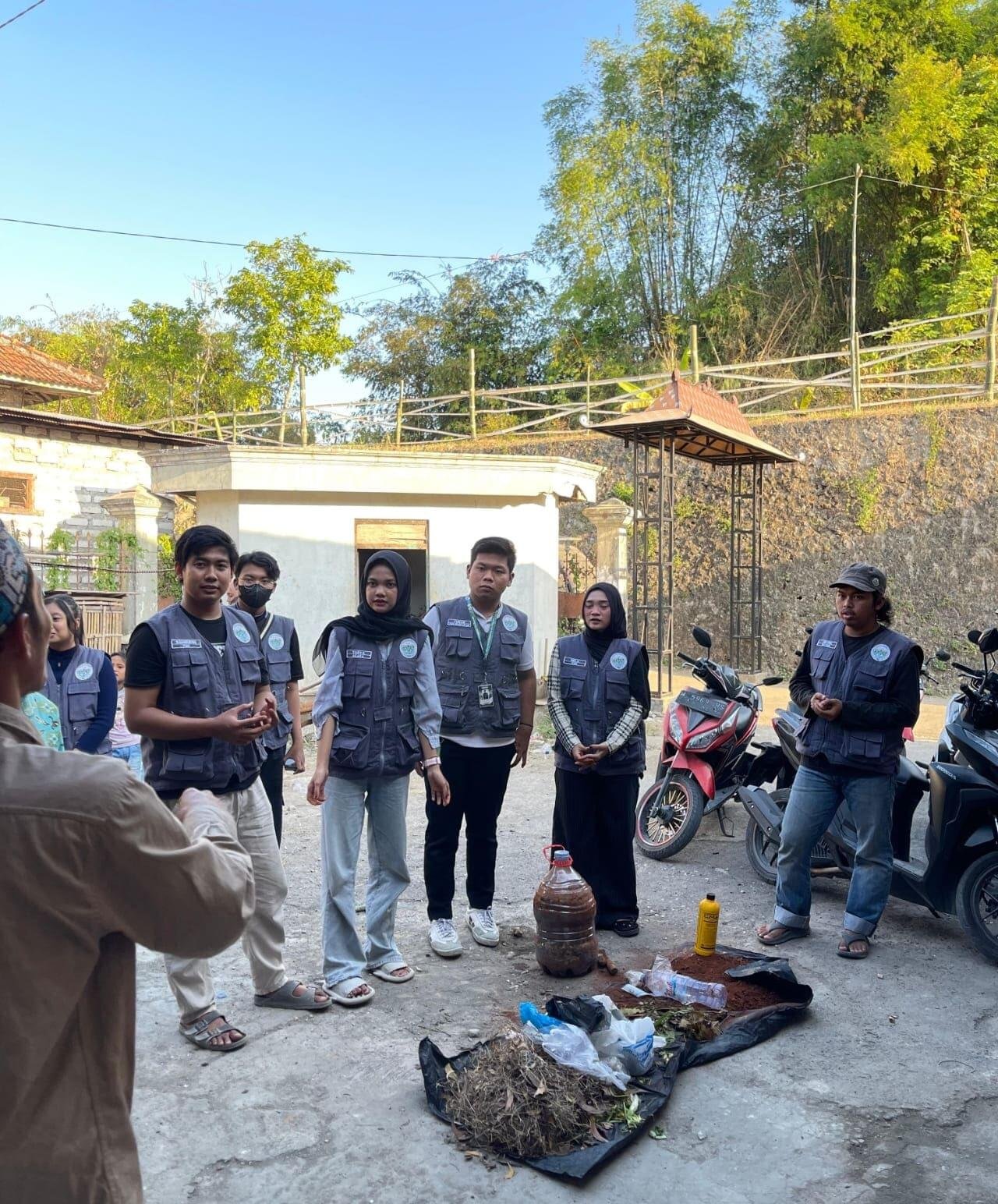 Mahasiswa UTM Melakukan Penyuluhan Pembuatan Pupuk Kompos Dari Limbah Organik Rumah Tangga Kepada Petani Desa Morombuh 47 Dokumentasi Pemaparan Materi (sumber: kknutm.dsmorombuh09)