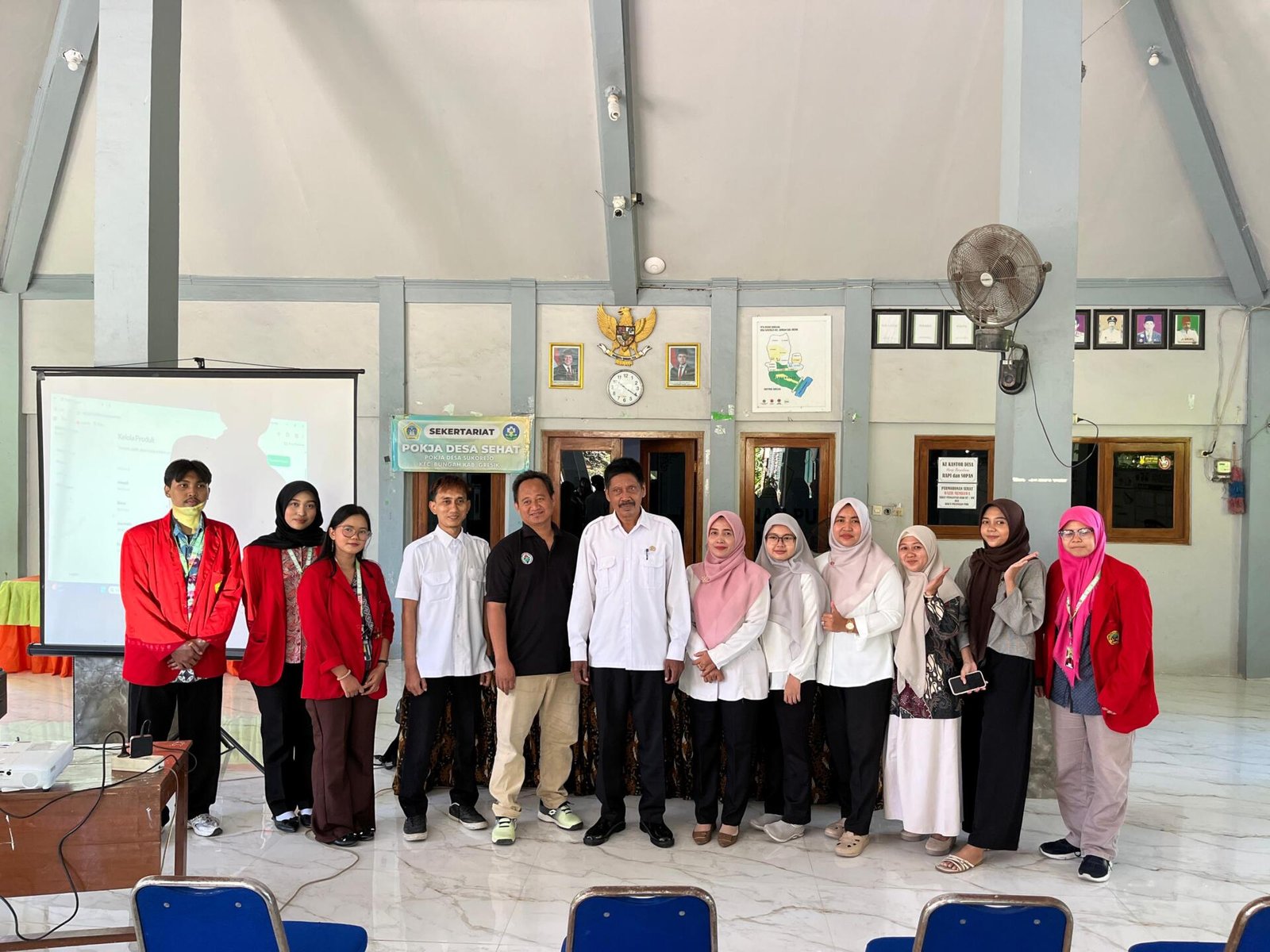 Foto bersama Mahasiswa KKN UNTAG Surabaya dan warga Desa Sukorejo, Gresik (Sumber: Dokumentasi Pribadi)